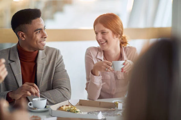 Los Empleados Disfrutan Del Café Juntos Almuerzo Cantina Empresa Ambiente — Foto de Stock