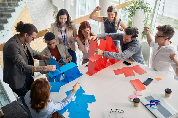 Collega Spelen Torens Bouwen Van Papier Twee Teams Blauw Rood — Stockfoto