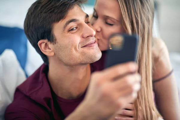 Joyful Koppel Brengen Valentijnsdag Samen Hotel — Stockfoto