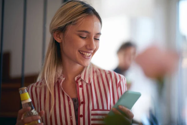 Ein Junges Mädchen Entspannt Bei Einem Drink Einer Angenehmen Atmosphäre — Stockfoto