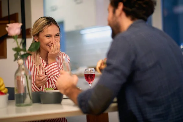 Ung Flicka Glada Över Att Lunch Med Sin Pojkvän Avslappnad — Stockfoto