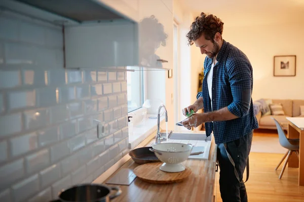 Junger Mann Spült Geschirr Entspannter Atmosphäre Der Küche Küche Hausarbeit — Stockfoto