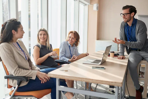 Equipo Joven Reunión Negocios Discutiendo Nuevas Ideas Oficina Moderna Hablando —  Fotos de Stock