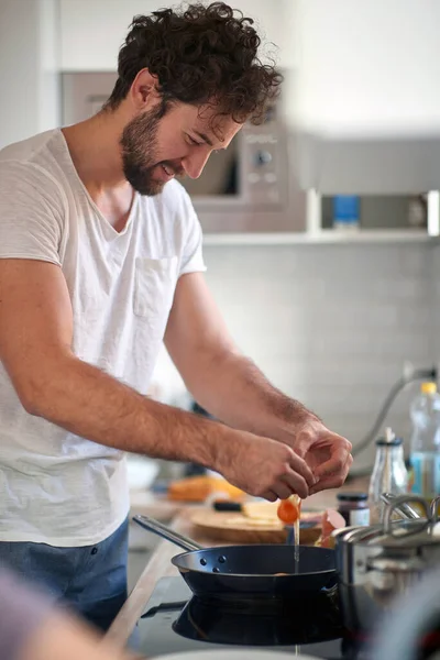 Ein Junger Mann Der Küche Brät Die Eier Für Eine — Stockfoto