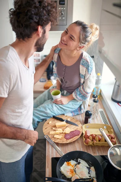 Young Couple Love Having Romantic Moments While Preparing Breakfast Together — Stock Photo, Image