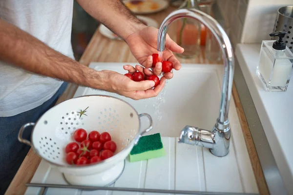 Jeune Homme Lave Des Tomates Cerises Dans Cuisine Par Une — Photo