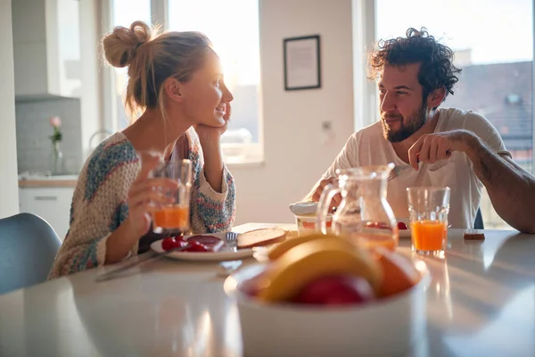 Una Joven Pareja Amor Charlando Mientras Desayuna Casa Una Hermosa —  Fotos de Stock