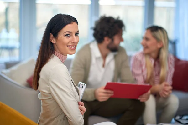 Een Jonge Zakenvrouw Een Bijeenkomst Een Vriendelijke Sfeer Met Haar — Stockfoto