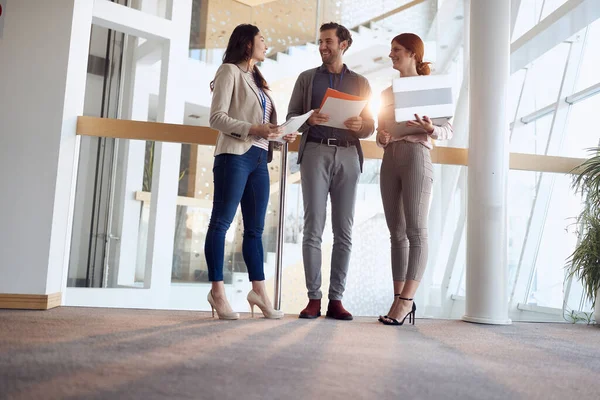 Jonge Collega Kletsen Gang Een Ontspannen Sfeer Werkplek Mensen Baan — Stockfoto