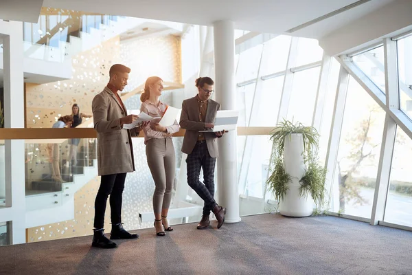 Groupe Employés Bavardant Dans Couloir Entreprise Dans Une Atmosphère Joyeuse — Photo