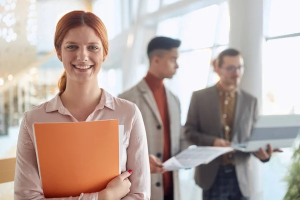 Young Female Employee Posing Photo Company Hallway Cheerful Atmosphere People — Stock Photo, Image