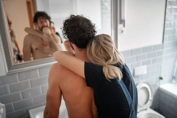 Casal Afetuoso Escovando Dentes Juntos Pela Manhã — Fotografia de Stock
