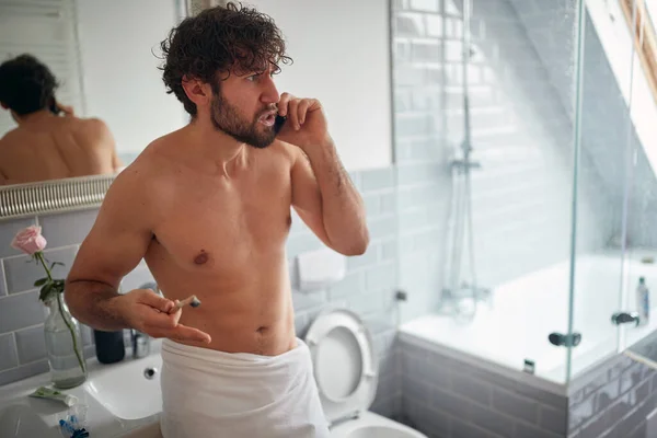 Irritado Topless Homem Lutando Enquanto Escovando Dentes Banheiro — Fotografia de Stock