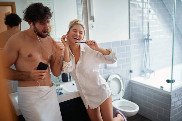 Glückliches Paar Beim Morgendlichen Zähneputzen — Stockfoto