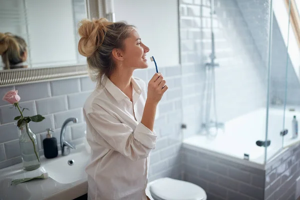 Jonge Knappe Meid Die Tanden Poetst Een Mooie Ochtend Badkamer — Stockfoto