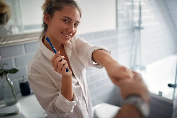 Mujer Rubia Feliz Cepillándose Los Dientes Baño — Foto de Stock