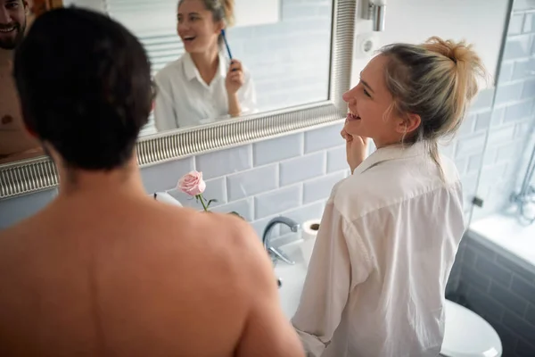 Boyfriend Girlfriend Enjoying Brushing Teeth Beautiful Morning Bathroom Together Hygiene — Stock Photo, Image