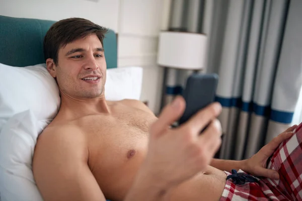 Portrait Man Texting Bed Distance Relationship Concept — Stock Photo, Image