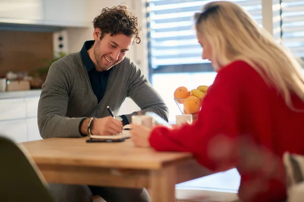 Casal Feliz Passar Tempo Juntos Casa Conceito Casal Ligação — Fotografia de Stock