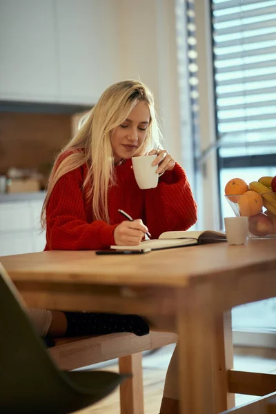 Ένα Νεαρό Κορίτσι Μελετάει Και Πίνει Καφέ Ένα Όμορφο Πρωινό — Φωτογραφία Αρχείου