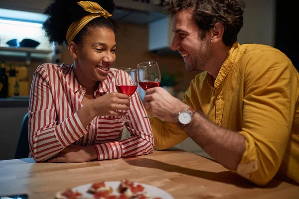 Cheerfu Gemischtes Paar Entspannt Sich Und Trinkt Gemeinsam Wein Hause — Stockfoto