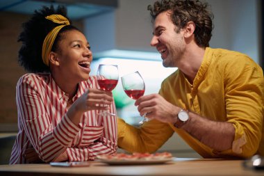 Evde birlikte şarap içip rahatlayan harika bir çift.