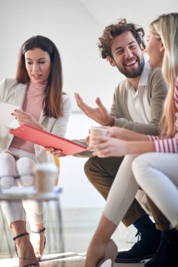 Bir grup genç iş adamı rahat bir atmosferde bir toplantıda sohbet ediyorlar. İnsanlar, iş, toplantı.