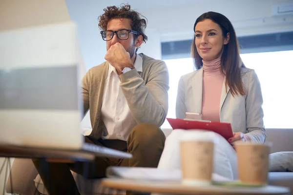 Unos Jóvenes Colegas Negocios Centraron Ver Contenido Del Portátil Una — Foto de Stock