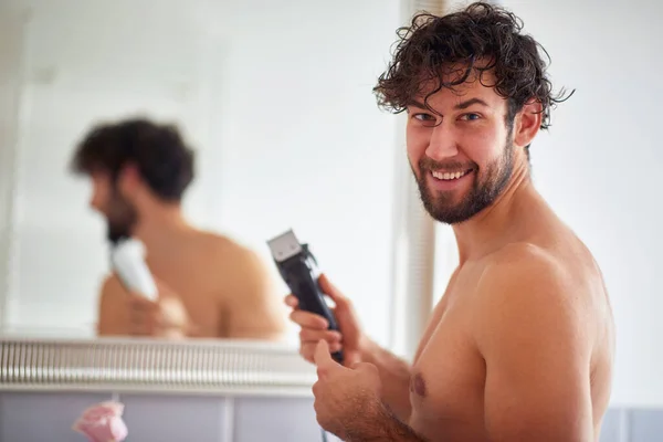 Glücklich Oben Ohne Mann Rasieren Mit Rasierer Die Badezimmer — Stockfoto