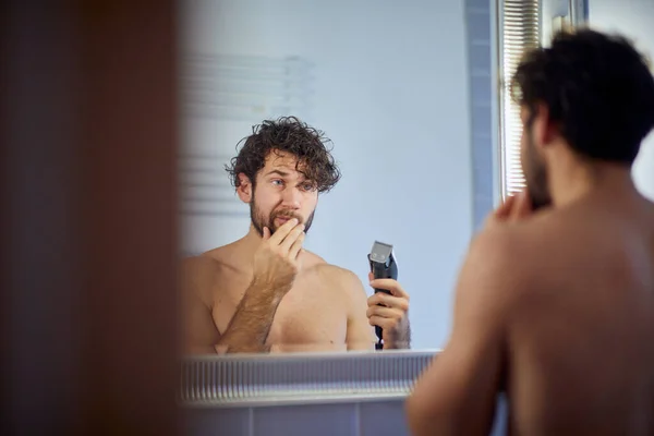 Primer Plano Hombre Topless Afeitándose Con Afeitadora Baño — Foto de Stock