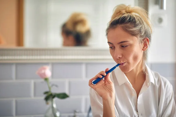 Schattige Blonde Vrouw Poetsen Tanden Badkamer — Stockfoto