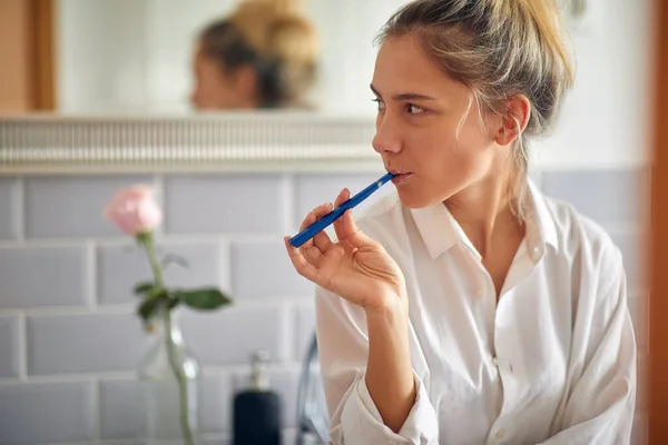 Mooie Blonde Vrouw Poetsen Tanden Badkamer — Stockfoto