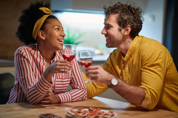 Feliz Casal Misto Relaxante Beber Vinho Juntos Casa — Fotografia de Stock