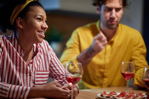 Hübsches Gemischtes Paar Entspannt Sich Und Trinkt Gemeinsam Wein Hause — Stockfoto