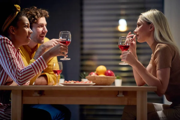 Amigos Conversando Bebendo Vinho Ambiente Descontraído Cozinha Jantar Amizade Juntos — Fotografia de Stock