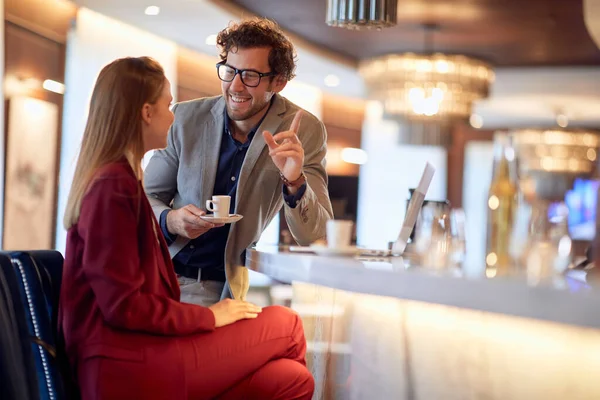 Junge Gut Gelaunte Geschäftsleute Unterhalten Sich Der Kaffeepause Entspannter Atmosphäre — Stockfoto