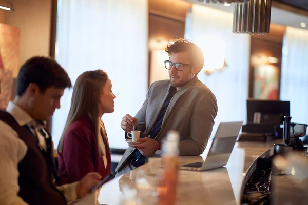 在酒吧里 年轻的商人们在轻松的气氛中享受着喝咖啡休息时的愉快谈话 Business People Bar — 图库照片