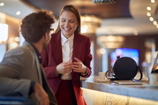 Young Businesswoman Chatting Young Male Colleague Coffee Break Relaxed Atmosphere — Stock Photo, Image