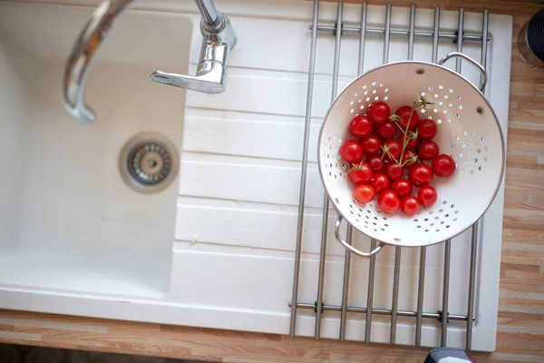 Preparação Tomates Cereja Uma Salada Fresca Legumes Cozinha Casa — Fotografia de Stock