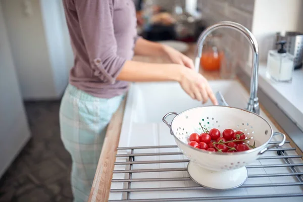 Uma Jovem Cozinha Preparando Tomates Cereja Para Uma Salada Legumes — Fotografia de Stock