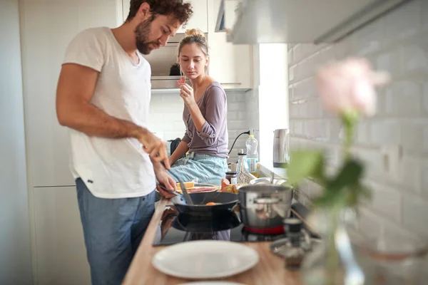 Egy Fiatal Szerelmespár Reggelit Készít Egy Gyönyörű Reggelen Konyhában Főzés — Stock Fotó