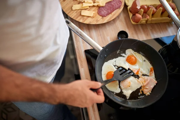 Young Man Frying Eggs Beautiful Morning Kitchen — Stock Photo, Image
