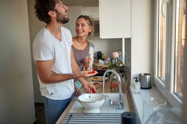 Young Couple Love Joking While Preparing Breakfast Together Beautiful Morning — Stock Photo, Image