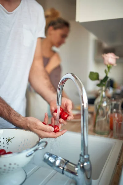Ein Junger Mann Wäscht Einem Schönen Morgen Der Küche Frische — Stockfoto