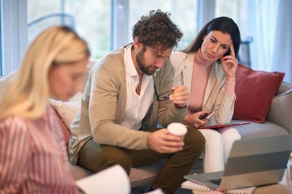 Een Groep Jonge Zakenmensen Een Bijeenkomst Een Gespannen Sfeer Die — Stockfoto