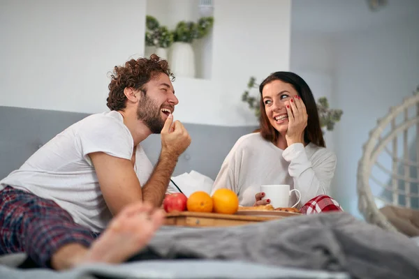 Genç Bir Çift Yatak Odalarındaki Yatakta Kahvaltı Ederken Romantik Anlar — Stok fotoğraf