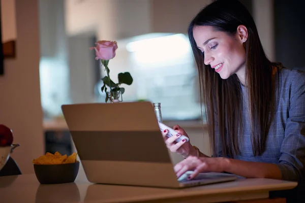 Ung Vacker Flicka Sitter Vid Bordet Lägenhet Och Läser Meddelanden — Stockfoto