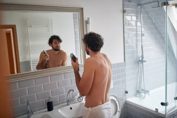 Caucásico Topless Hombre Afeitándose Con Afeitadora Baño — Foto de Stock