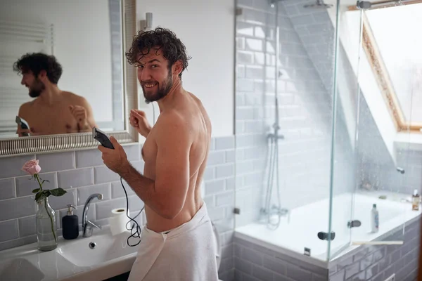 Jovem Bonitão Posando Para Uma Foto Enquanto Corta Barba Ambiente — Fotografia de Stock