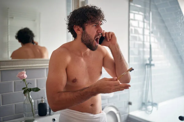 Verrückter Mann Oben Ohne Kämpft Beim Zähneputzen Badezimmer — Stockfoto